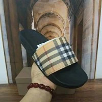 Burberry Check Slide Sandals T-Shirt
